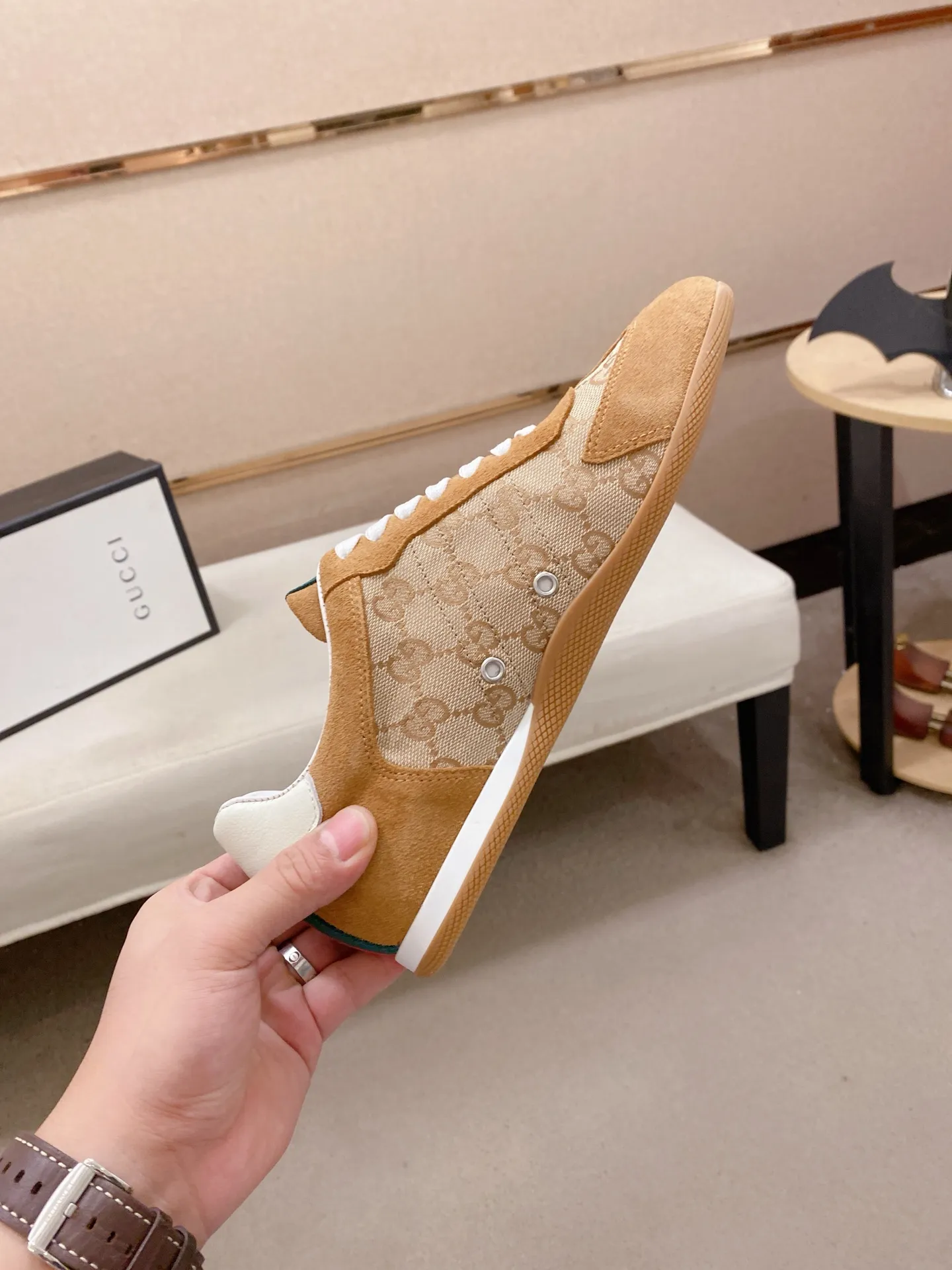 Men's shoes 💰 462💰The new GUCCI (Gucci) counters are launched simultaneously. The new men's shoes, 😘fabrics are selected from imported cowhide, and the lining is sheepskin lining. 👍🏿 High-end ☄️ air-cushion molded anti-slip rubber outsole, exquisite lines, simple and elegant, comfortable and high-end for leisure travel. Code number: 38 to 44 (45 can be customized and cannot be returned or exchanged)